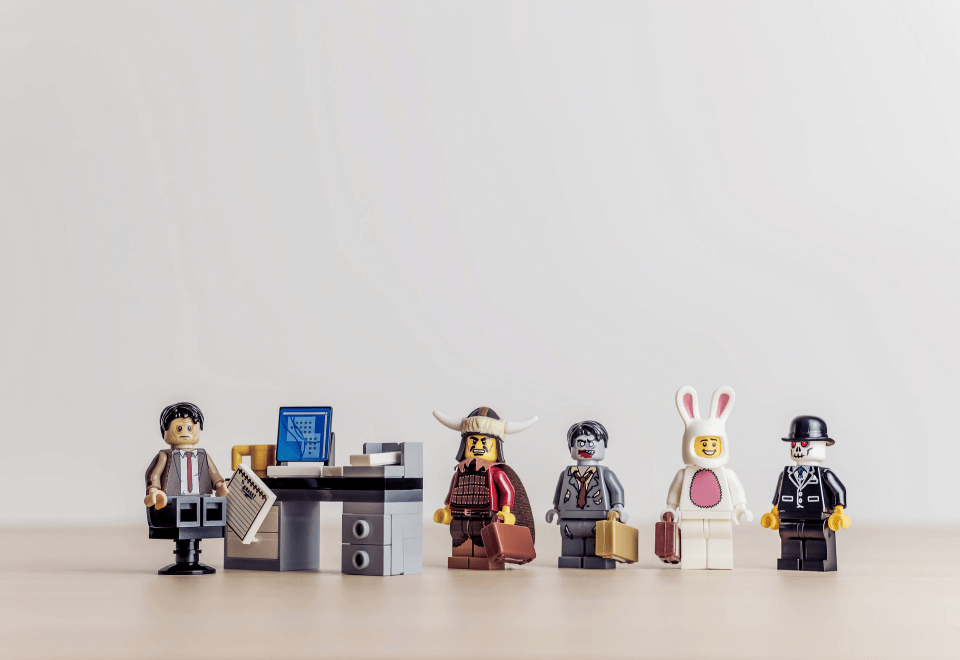 Lego figures manager behind a desk